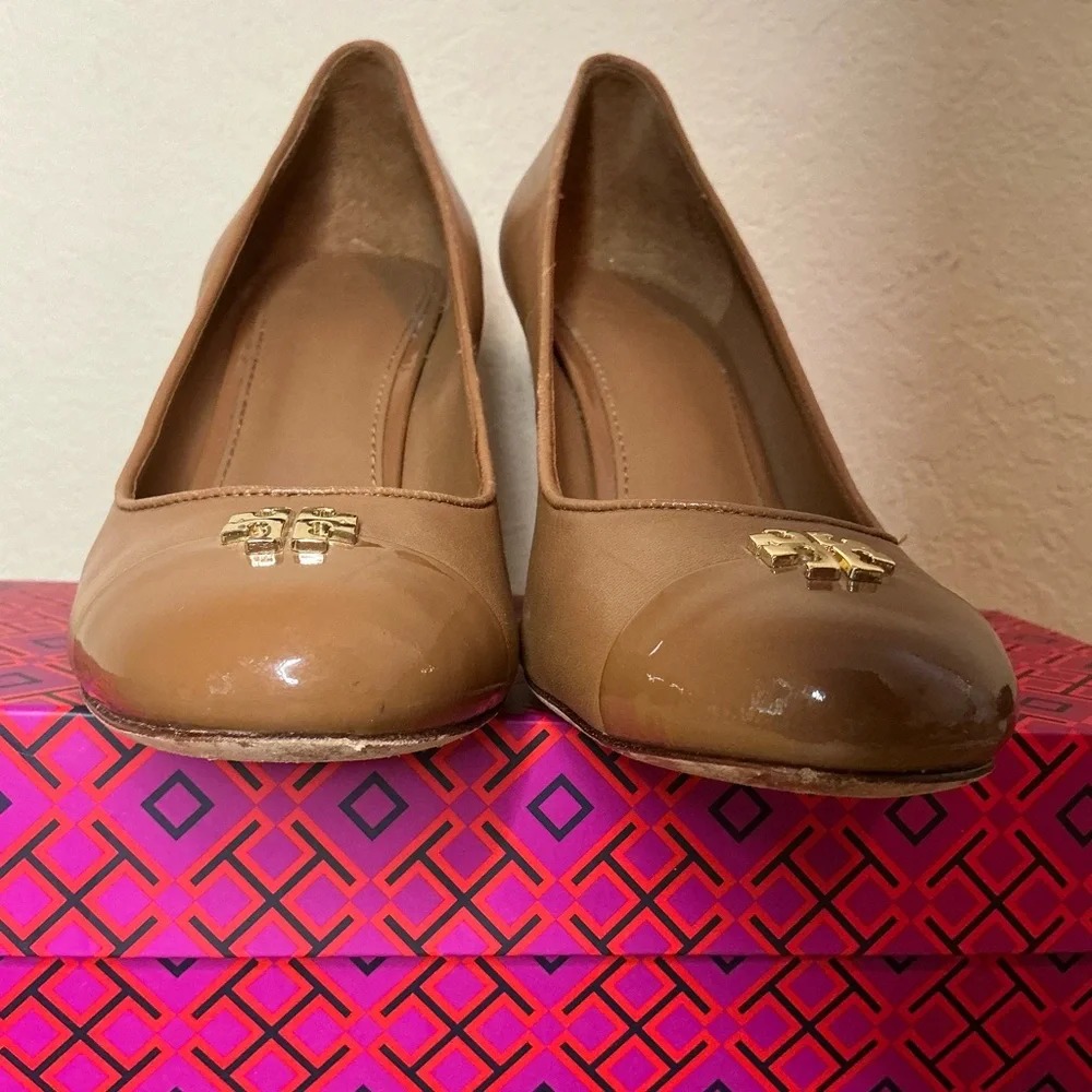 Tory Burch Jolie 85MM Closed Toe Wedge Nappa Patent Leather Royal Tan Size 8